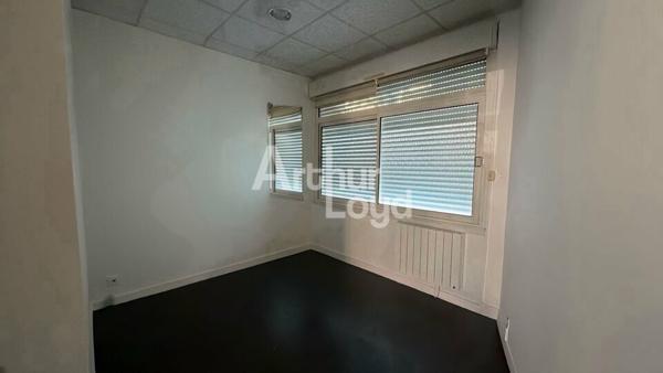 A LOUER : BUREAUX D'ENVIRON 60,98 M² - REZ DE CHAUSSÉE - CENTRE VILLE LE MANS (72)