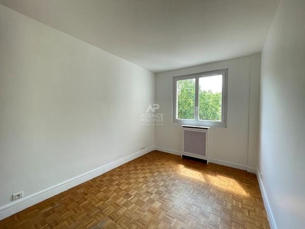 Viroflay - Spacieux 5 pièces traversant, balcon, vue dégagée et box €550 000 ** - Référence 598-CC