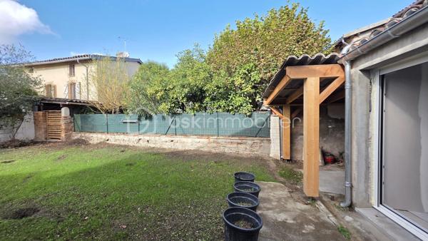 Situé à Rabastens, dans un bâtiment datant de 1800, découvrez cet appartement de 57,7 m² qui allie le cachet de l’ancien à un beau potentiel d’aménagement.
Son véritable atout : un jardin privatif de 30 m², accessible directement depuis le salon, idéal pour profiter des beaux jours et aménager un agréable espace extérieur.
L’appartement se compose de :
- Un salon avec accès direct au jardin,
- Une cuisine avec espace salle à manger,
- Deux chambres,
- Une salle d’eau.
Un projet de rénovation maîtrisé : les travaux principaux de rénovation sont pris en charge par le vendeur, avec une livraison prévisionnelle en décembre 2026. Vous pourrez personnaliser les finitions selon vos goûts : les revêtements de sol, les meubles de cuisine et les meubles de salle d’eau resteront à la charge de l’acquéreur.
Un nouveau système de chauffage électrique sera installé. La réalisation d’un nouveau DPE permettra de confirmer la performance énergétique du logement : une classe C est envisagée à titre prévisionnel.

Un bien idéal pour habiter ou investir. Que vous recherchiez votre futur chez-vous ou un investissement locatif, cet appartement offre une belle opportunité de valorisation.
Loyer mensuel envisagé : 750 €, soit 9 000 € de loyers annuels bruts, avant charges et fiscalité, sous réserve de la faisabilité locative.

Le charme de l’ancien, un extérieur privatif et la liberté de choisir vos finitions : laissez-vous séduire par le potentiel de cet appartement à Rabastens !

Contactez-moi pour plus d’informations ou pour organiser une visite.