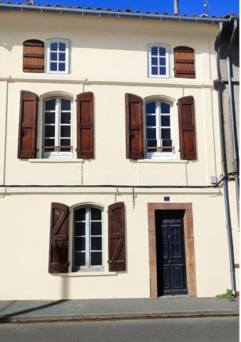 Situé à Rabastens, dans un bâtiment datant de 1800, découvrez cet appartement de 57,7 m² qui allie le cachet de l’ancien à un beau potentiel d’aménagement.
Son véritable atout : un jardin privatif de 30 m², accessible directement depuis le salon, idéal pour profiter des beaux jours et aménager un agréable espace extérieur.
L’appartement se compose de :
- Un salon avec accès direct au jardin,
- Une cuisine avec espace salle à manger,
- Deux chambres,
- Une salle d’eau.
Un projet de rénovation maîtrisé : les travaux principaux de rénovation sont pris en charge par le vendeur, avec une livraison prévisionnelle en décembre 2026. Vous pourrez personnaliser les finitions selon vos goûts : les revêtements de sol, les meubles de cuisine et les meubles de salle d’eau resteront à la charge de l’acquéreur.
Un nouveau système de chauffage électrique sera installé. La réalisation d’un nouveau DPE permettra de confirmer la performance énergétique du logement : une classe C est envisagée à titre prévisionnel.

Un bien idéal pour habiter ou investir. Que vous recherchiez votre futur chez-vous ou un investissement locatif, cet appartement offre une belle opportunité de valorisation.
Loyer mensuel envisagé : 750 €, soit 9 000 € de loyers annuels bruts, avant charges et fiscalité, sous réserve de la faisabilité locative.

Le charme de l’ancien, un extérieur privatif et la liberté de choisir vos finitions : laissez-vous séduire par le potentiel de cet appartement à Rabastens !

Contactez-moi pour plus d’informations ou pour organiser une visite.