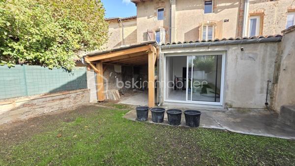 Situé à Rabastens, dans un bâtiment datant de 1800, découvrez cet appartement de 57,7 m² qui allie le cachet de l’ancien à un beau potentiel d’aménagement.
Son véritable atout : un jardin privatif de 30 m², accessible directement depuis le salon, idéal pour profiter des beaux jours et aménager un agréable espace extérieur.
L’appartement se compose de :
- Un salon avec accès direct au jardin,
- Une cuisine avec espace salle à manger,
- Deux chambres,
- Une salle d’eau.
Un projet de rénovation maîtrisé : les travaux principaux de rénovation sont pris en charge par le vendeur, avec une livraison prévisionnelle en décembre 2026. Vous pourrez personnaliser les finitions selon vos goûts : les revêtements de sol, les meubles de cuisine et les meubles de salle d’eau resteront à la charge de l’acquéreur.
Un nouveau système de chauffage électrique sera installé. La réalisation d’un nouveau DPE permettra de confirmer la performance énergétique du logement : une classe C est envisagée à titre prévisionnel.

Un bien idéal pour habiter ou investir. Que vous recherchiez votre futur chez-vous ou un investissement locatif, cet appartement offre une belle opportunité de valorisation.
Loyer mensuel envisagé : 750 €, soit 9 000 € de loyers annuels bruts, avant charges et fiscalité, sous réserve de la faisabilité locative.

Le charme de l’ancien, un extérieur privatif et la liberté de choisir vos finitions : laissez-vous séduire par le potentiel de cet appartement à Rabastens !

Contactez-moi pour plus d’informations ou pour organiser une visite.