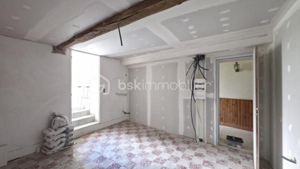 Situé à Rabastens, dans un bâtiment datant de 1800, découvrez cet appartement de 57,7 m² qui allie le cachet de l’ancien à un beau potentiel d’aménagement.
Son véritable atout : un jardin privatif de 30 m², accessible directement depuis le salon, idéal pour profiter des beaux jours et aménager un agréable espace extérieur.
L’appartement se compose de :
- Un salon avec accès direct au jardin,
- Une cuisine avec espace salle à manger,
- Deux chambres,
- Une salle d’eau.
Un projet de rénovation maîtrisé : les travaux principaux de rénovation sont pris en charge par le vendeur, avec une livraison prévisionnelle en décembre 2026. Vous pourrez personnaliser les finitions selon vos goûts : les revêtements de sol, les meubles de cuisine et les meubles de salle d’eau resteront à la charge de l’acquéreur.
Un nouveau système de chauffage électrique sera installé. La réalisation d’un nouveau DPE permettra de confirmer la performance énergétique du logement : une classe C est envisagée à titre prévisionnel.

Un bien idéal pour habiter ou investir. Que vous recherchiez votre futur chez-vous ou un investissement locatif, cet appartement offre une belle opportunité de valorisation.
Loyer mensuel envisagé : 750 €, soit 9 000 € de loyers annuels bruts, avant charges et fiscalité, sous réserve de la faisabilité locative.

Le charme de l’ancien, un extérieur privatif et la liberté de choisir vos finitions : laissez-vous séduire par le potentiel de cet appartement à Rabastens !

Contactez-moi pour plus d’informations ou pour organiser une visite.