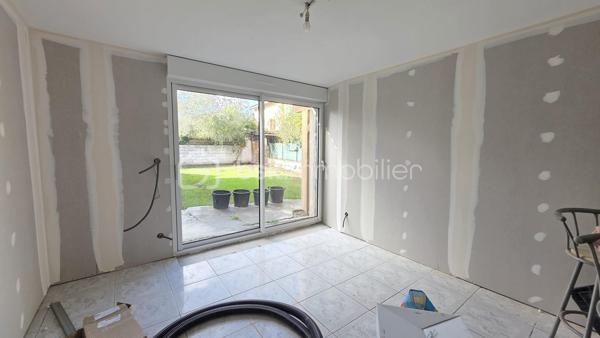 Situé à Rabastens, dans un bâtiment datant de 1800, découvrez cet appartement de 57,7 m² qui allie le cachet de l’ancien à un beau potentiel d’aménagement.
Son véritable atout : un jardin privatif de 30 m², accessible directement depuis le salon, idéal pour profiter des beaux jours et aménager un agréable espace extérieur.
L’appartement se compose de :
- Un salon avec accès direct au jardin,
- Une cuisine avec espace salle à manger,
- Deux chambres,
- Une salle d’eau.
Un projet de rénovation maîtrisé : les travaux principaux de rénovation sont pris en charge par le vendeur, avec une livraison prévisionnelle en décembre 2026. Vous pourrez personnaliser les finitions selon vos goûts : les revêtements de sol, les meubles de cuisine et les meubles de salle d’eau resteront à la charge de l’acquéreur.
Un nouveau système de chauffage électrique sera installé. La réalisation d’un nouveau DPE permettra de confirmer la performance énergétique du logement : une classe C est envisagée à titre prévisionnel.

Un bien idéal pour habiter ou investir. Que vous recherchiez votre futur chez-vous ou un investissement locatif, cet appartement offre une belle opportunité de valorisation.
Loyer mensuel envisagé : 750 €, soit 9 000 € de loyers annuels bruts, avant charges et fiscalité, sous réserve de la faisabilité locative.

Le charme de l’ancien, un extérieur privatif et la liberté de choisir vos finitions : laissez-vous séduire par le potentiel de cet appartement à Rabastens !

Contactez-moi pour plus d’informations ou pour organiser une visite.