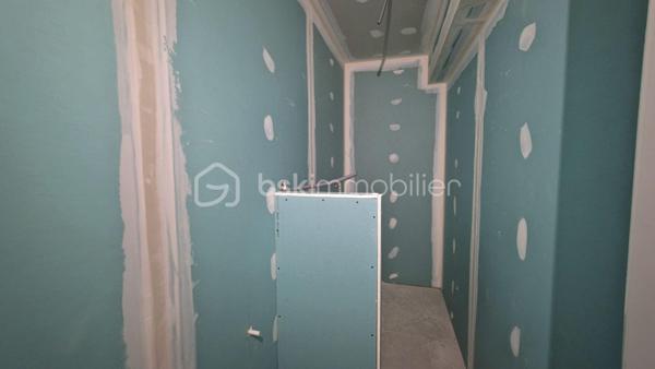 Situé à Rabastens, dans un bâtiment datant de 1800, découvrez cet appartement de 57,7 m² qui allie le cachet de l’ancien à un beau potentiel d’aménagement.
Son véritable atout : un jardin privatif de 30 m², accessible directement depuis le salon, idéal pour profiter des beaux jours et aménager un agréable espace extérieur.
L’appartement se compose de :
- Un salon avec accès direct au jardin,
- Une cuisine avec espace salle à manger,
- Deux chambres,
- Une salle d’eau.
Un projet de rénovation maîtrisé : les travaux principaux de rénovation sont pris en charge par le vendeur, avec une livraison prévisionnelle en décembre 2026. Vous pourrez personnaliser les finitions selon vos goûts : les revêtements de sol, les meubles de cuisine et les meubles de salle d’eau resteront à la charge de l’acquéreur.
Un nouveau système de chauffage électrique sera installé. La réalisation d’un nouveau DPE permettra de confirmer la performance énergétique du logement : une classe C est envisagée à titre prévisionnel.

Un bien idéal pour habiter ou investir. Que vous recherchiez votre futur chez-vous ou un investissement locatif, cet appartement offre une belle opportunité de valorisation.
Loyer mensuel envisagé : 750 €, soit 9 000 € de loyers annuels bruts, avant charges et fiscalité, sous réserve de la faisabilité locative.

Le charme de l’ancien, un extérieur privatif et la liberté de choisir vos finitions : laissez-vous séduire par le potentiel de cet appartement à Rabastens !

Contactez-moi pour plus d’informations ou pour organiser une visite.