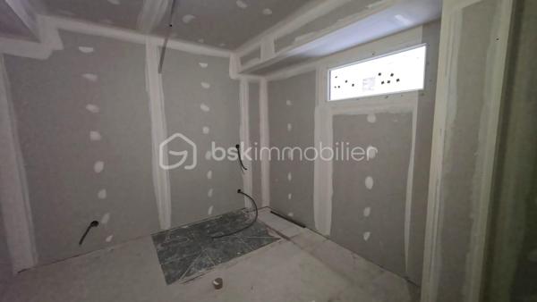 Situé à Rabastens, dans un bâtiment datant de 1800, découvrez cet appartement de 57,7 m² qui allie le cachet de l’ancien à un beau potentiel d’aménagement.
Son véritable atout : un jardin privatif de 30 m², accessible directement depuis le salon, idéal pour profiter des beaux jours et aménager un agréable espace extérieur.
L’appartement se compose de :
- Un salon avec accès direct au jardin,
- Une cuisine avec espace salle à manger,
- Deux chambres,
- Une salle d’eau.
Un projet de rénovation maîtrisé : les travaux principaux de rénovation sont pris en charge par le vendeur, avec une livraison prévisionnelle en décembre 2026. Vous pourrez personnaliser les finitions selon vos goûts : les revêtements de sol, les meubles de cuisine et les meubles de salle d’eau resteront à la charge de l’acquéreur.
Un nouveau système de chauffage électrique sera installé. La réalisation d’un nouveau DPE permettra de confirmer la performance énergétique du logement : une classe C est envisagée à titre prévisionnel.

Un bien idéal pour habiter ou investir. Que vous recherchiez votre futur chez-vous ou un investissement locatif, cet appartement offre une belle opportunité de valorisation.
Loyer mensuel envisagé : 750 €, soit 9 000 € de loyers annuels bruts, avant charges et fiscalité, sous réserve de la faisabilité locative.

Le charme de l’ancien, un extérieur privatif et la liberté de choisir vos finitions : laissez-vous séduire par le potentiel de cet appartement à Rabastens !

Contactez-moi pour plus d’informations ou pour organiser une visite.