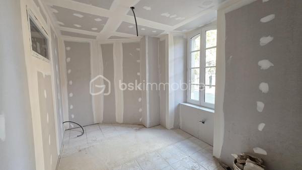 Situé à Rabastens, dans un bâtiment datant de 1800, découvrez cet appartement de 57,7 m² qui allie le cachet de l’ancien à un beau potentiel d’aménagement.
Son véritable atout : un jardin privatif de 30 m², accessible directement depuis le salon, idéal pour profiter des beaux jours et aménager un agréable espace extérieur.
L’appartement se compose de :
- Un salon avec accès direct au jardin,
- Une cuisine avec espace salle à manger,
- Deux chambres,
- Une salle d’eau.
Un projet de rénovation maîtrisé : les travaux principaux de rénovation sont pris en charge par le vendeur, avec une livraison prévisionnelle en décembre 2026. Vous pourrez personnaliser les finitions selon vos goûts : les revêtements de sol, les meubles de cuisine et les meubles de salle d’eau resteront à la charge de l’acquéreur.
Un nouveau système de chauffage électrique sera installé. La réalisation d’un nouveau DPE permettra de confirmer la performance énergétique du logement : une classe C est envisagée à titre prévisionnel.

Un bien idéal pour habiter ou investir. Que vous recherchiez votre futur chez-vous ou un investissement locatif, cet appartement offre une belle opportunité de valorisation.
Loyer mensuel envisagé : 750 €, soit 9 000 € de loyers annuels bruts, avant charges et fiscalité, sous réserve de la faisabilité locative.

Le charme de l’ancien, un extérieur privatif et la liberté de choisir vos finitions : laissez-vous séduire par le potentiel de cet appartement à Rabastens !

Contactez-moi pour plus d’informations ou pour organiser une visite.