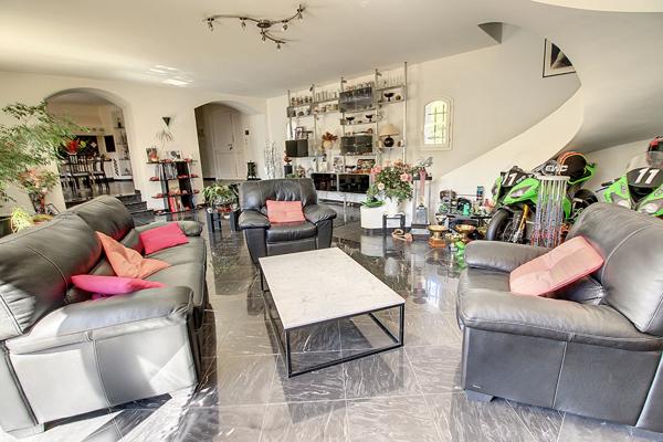 A VENDRE Maison 7 pièce(s) 325m² - DEPENDANCE - SOUS SOL - ATELIER - GARAGE - PISCINE