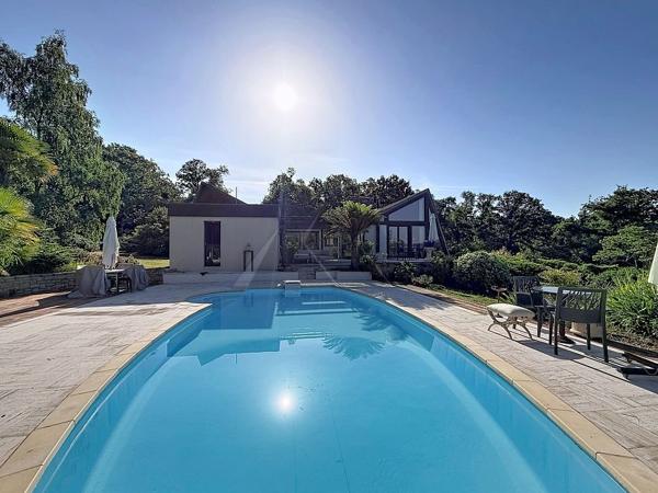 A VENDRE QUIMPER PROPRIETE AVEC PARC ET PISCINE 25 000 m2