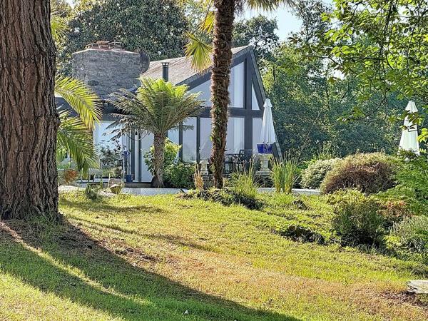 A VENDRE QUIMPER PROPRIETE AVEC PARC ET PISCINE 25 000 m2