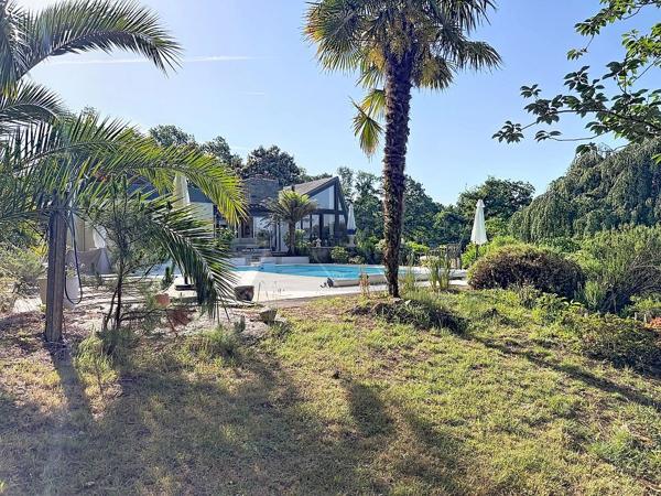 A VENDRE QUIMPER PROPRIETE AVEC PARC ET PISCINE 25 000 m2