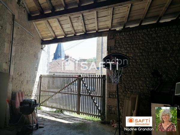 Maison familiale, non mitoyenne avec Granges attenantes et jardin clos