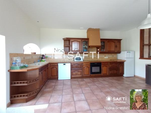 Maison familiale, non mitoyenne avec Granges attenantes et jardin clos