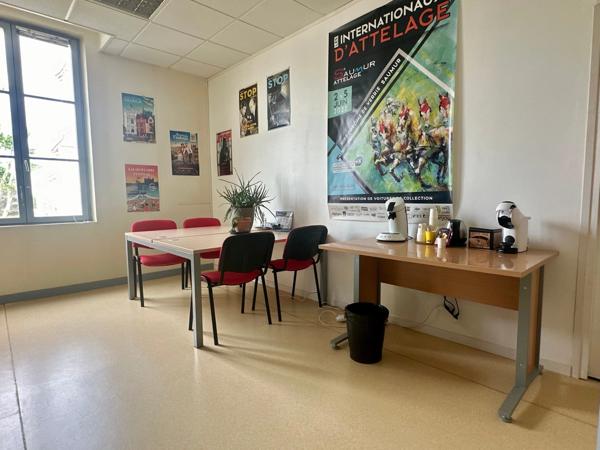 Dpt Maine et Loire (49), à louer un bureau avec une place de parking sécurisé.