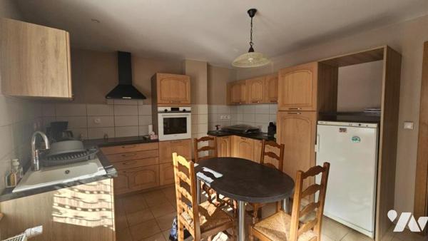 Maison mitoyenne en partie rénovée 