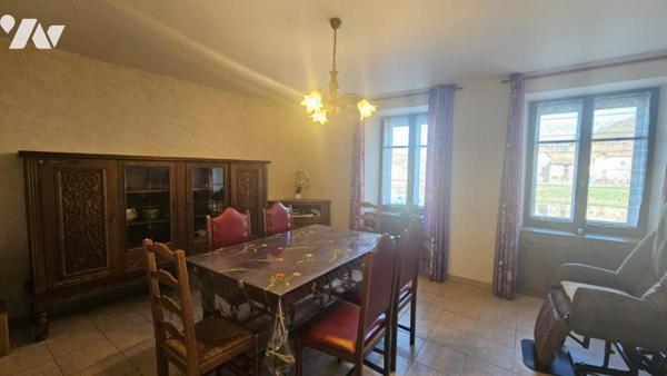 Maison mitoyenne en partie rénovée 