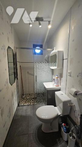 Maison mitoyenne en partie rénovée 