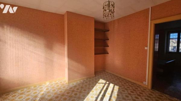 Maison mitoyenne en partie rénovée 