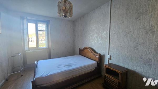 Maison mitoyenne en partie rénovée 