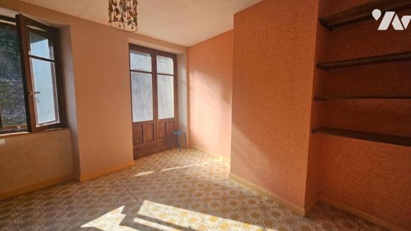 Maison mitoyenne en partie rénovée 