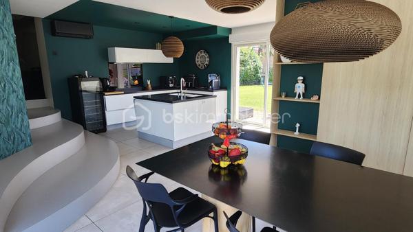 🪧 ENSEMBLE IMMOBILIER COMPRENANT UNE MAISON PRINCIPALE DE 170 m² et UN APPARTEMENT T3 DE 80 m² avec PISCINE

📍 Village situé à 10 minutes au Nord de Tarbes – au calme d'une impasse !

Situé dans un environnement agréable, cette propriété de 2 logements permet de nombreuses possibilités d'aménagement et d'investissement ! 
Implantée sur un terrain de 976 m², la propriété offre de beaux espaces extérieurs avec son terrain clôturé, aménagé (piscine, boulodrome, pergola bioclimatique) et arboré (dont un magnifique olivier).
👉 Un atout rare permettant d'envisager un projet familial et/ou locatif (en location saisonnière ou à l'année)

🏡 LA MAISON PRINCIPALE 5 CHAMBRES :
Au rdc :
• Salon avec insert de 36,5 m² 
• Cuisine équipée ouverte sur salle à manger de 26 m²
• Arrière cuisine de 5 m²   
• WC séparé. 
A l'étage :  
• 1 espace indépendant avec 2 chambres, une salle d'eau/WC et un espace de jeu
• 2 autres chambres de 12 m²
• 1 suite parentale avec chambre, dressing et salle de bain familiale de 26 m²
• 1 installation buanderie dans le dégagement

🏡 L'APPARTEMENT T3 EN RDC :
• Séjour avec cuisine équipée de 30 m² 
• 2 chambres avec placard
• 1 grande salle d'eau
• Espaces chaufferie + arrière-cuisine + buanderie
• WC séparé. 

🪜ESPACES ET FONCTIONNALITÉS :
• Parking de 4 voitures
• Piscine au sel chauffée
• Atelier de 19 m²
• Terrain aménagé avec boulodrome et terrasse sous pergola bioclimatique
• Vide sanitaire 

⭐ Une propriété fonctionnelle et moderne idéale pour accueillir plusieurs générations de votre famille ou devenir le cadre idyllique pour vos hôtes de vacances. 


🌳 UN CADRE PRIVILÉGIÉ : 
• Dans une impasse au calme
• Exposition plein Sud, à l'ombre des arbres et de la pergola
• Pas de vis-à-vis
👉 Calme absolu, sans vis-à-vis, la campagne à 10 min de Tarbes. 

🪟 CARACTERISTIQUES TECHNIQUES :
• Toiture tuile bon état général
• Panneaux photovoltaïques pour consommation directe
• Chauffage par climatisation réversible + insert bois ( Excellent DPE !)
• Cumulus thermodynamique
• Menuiseries double vitrage
• Portail électrique
• Borne de rechargement pour voiture électrique
• Vidéo surveillance sur la propriété
• Taxe foncière : 1800 €  

⭐ CE QUI REND CE BIEN UNIQUE
Ce bien réunit à la fois fonctionnalité, confort et modernité! Il offre un potentiel d'évolution ainsi qu'une opportunité d'investissement !
A noter que les 2 logements peuvent aussi être réunis en une seule maison.

Bien à visiter sans tarder !