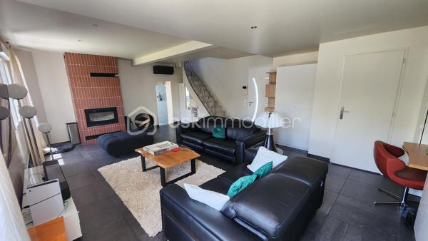🪧 ENSEMBLE IMMOBILIER COMPRENANT UNE MAISON PRINCIPALE DE 170 m² et UN APPARTEMENT T3 DE 80 m² avec PISCINE

📍 Village situé à 10 minutes au Nord de Tarbes – au calme d'une impasse !

Situé dans un environnement agréable, cette propriété de 2 logements permet de nombreuses possibilités d'aménagement et d'investissement ! 
Implantée sur un terrain de 976 m², la propriété offre de beaux espaces extérieurs avec son terrain clôturé, aménagé (piscine, boulodrome, pergola bioclimatique) et arboré (dont un magnifique olivier).
👉 Un atout rare permettant d'envisager un projet familial et/ou locatif (en location saisonnière ou à l'année)

🏡 LA MAISON PRINCIPALE 5 CHAMBRES :
Au rdc :
• Salon avec insert de 36,5 m² 
• Cuisine équipée ouverte sur salle à manger de 26 m²
• Arrière cuisine de 5 m²   
• WC séparé. 
A l'étage :  
• 1 espace indépendant avec 2 chambres, une salle d'eau/WC et un espace de jeu
• 2 autres chambres de 12 m²
• 1 suite parentale avec chambre, dressing et salle de bain familiale de 26 m²
• 1 installation buanderie dans le dégagement

🏡 L'APPARTEMENT T3 EN RDC :
• Séjour avec cuisine équipée de 30 m² 
• 2 chambres avec placard
• 1 grande salle d'eau
• Espaces chaufferie + arrière-cuisine + buanderie
• WC séparé. 

🪜ESPACES ET FONCTIONNALITÉS :
• Parking de 4 voitures
• Piscine au sel chauffée
• Atelier de 19 m²
• Terrain aménagé avec boulodrome et terrasse sous pergola bioclimatique
• Vide sanitaire 

⭐ Une propriété fonctionnelle et moderne idéale pour accueillir plusieurs générations de votre famille ou devenir le cadre idyllique pour vos hôtes de vacances. 


🌳 UN CADRE PRIVILÉGIÉ : 
• Dans une impasse au calme
• Exposition plein Sud, à l'ombre des arbres et de la pergola
• Pas de vis-à-vis
👉 Calme absolu, sans vis-à-vis, la campagne à 10 min de Tarbes. 

🪟 CARACTERISTIQUES TECHNIQUES :
• Toiture tuile bon état général
• Panneaux photovoltaïques pour consommation directe
• Chauffage par climatisation réversible + insert bois ( Excellent DPE !)
• Cumulus thermodynamique
• Menuiseries double vitrage
• Portail électrique
• Borne de rechargement pour voiture électrique
• Vidéo surveillance sur la propriété
• Taxe foncière : 1800 €  

⭐ CE QUI REND CE BIEN UNIQUE
Ce bien réunit à la fois fonctionnalité, confort et modernité! Il offre un potentiel d'évolution ainsi qu'une opportunité d'investissement !
A noter que les 2 logements peuvent aussi être réunis en une seule maison.

Bien à visiter sans tarder !