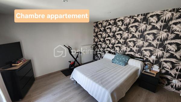 🪧 ENSEMBLE IMMOBILIER COMPRENANT UNE MAISON PRINCIPALE DE 170 m² et UN APPARTEMENT T3 DE 80 m² avec PISCINE

📍 Village situé à 10 minutes au Nord de Tarbes – au calme d'une impasse !

Situé dans un environnement agréable, cette propriété de 2 logements permet de nombreuses possibilités d'aménagement et d'investissement ! 
Implantée sur un terrain de 976 m², la propriété offre de beaux espaces extérieurs avec son terrain clôturé, aménagé (piscine, boulodrome, pergola bioclimatique) et arboré (dont un magnifique olivier).
👉 Un atout rare permettant d'envisager un projet familial et/ou locatif (en location saisonnière ou à l'année)

🏡 LA MAISON PRINCIPALE 5 CHAMBRES :
Au rdc :
• Salon avec insert de 36,5 m² 
• Cuisine équipée ouverte sur salle à manger de 26 m²
• Arrière cuisine de 5 m²   
• WC séparé. 
A l'étage :  
• 1 espace indépendant avec 2 chambres, une salle d'eau/WC et un espace de jeu
• 2 autres chambres de 12 m²
• 1 suite parentale avec chambre, dressing et salle de bain familiale de 26 m²
• 1 installation buanderie dans le dégagement

🏡 L'APPARTEMENT T3 EN RDC :
• Séjour avec cuisine équipée de 30 m² 
• 2 chambres avec placard
• 1 grande salle d'eau
• Espaces chaufferie + arrière-cuisine + buanderie
• WC séparé. 

🪜ESPACES ET FONCTIONNALITÉS :
• Parking de 4 voitures
• Piscine au sel chauffée
• Atelier de 19 m²
• Terrain aménagé avec boulodrome et terrasse sous pergola bioclimatique
• Vide sanitaire 

⭐ Une propriété fonctionnelle et moderne idéale pour accueillir plusieurs générations de votre famille ou devenir le cadre idyllique pour vos hôtes de vacances. 


🌳 UN CADRE PRIVILÉGIÉ : 
• Dans une impasse au calme
• Exposition plein Sud, à l'ombre des arbres et de la pergola
• Pas de vis-à-vis
👉 Calme absolu, sans vis-à-vis, la campagne à 10 min de Tarbes. 

🪟 CARACTERISTIQUES TECHNIQUES :
• Toiture tuile bon état général
• Panneaux photovoltaïques pour consommation directe
• Chauffage par climatisation réversible + insert bois ( Excellent DPE !)
• Cumulus thermodynamique
• Menuiseries double vitrage
• Portail électrique
• Borne de rechargement pour voiture électrique
• Vidéo surveillance sur la propriété
• Taxe foncière : 1800 €  

⭐ CE QUI REND CE BIEN UNIQUE
Ce bien réunit à la fois fonctionnalité, confort et modernité! Il offre un potentiel d'évolution ainsi qu'une opportunité d'investissement !
A noter que les 2 logements peuvent aussi être réunis en une seule maison.

Bien à visiter sans tarder !