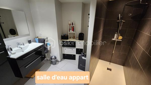 🪧 ENSEMBLE IMMOBILIER COMPRENANT UNE MAISON PRINCIPALE DE 170 m² et UN APPARTEMENT T3 DE 80 m² avec PISCINE

📍 Village situé à 10 minutes au Nord de Tarbes – au calme d'une impasse !

Situé dans un environnement agréable, cette propriété de 2 logements permet de nombreuses possibilités d'aménagement et d'investissement ! 
Implantée sur un terrain de 976 m², la propriété offre de beaux espaces extérieurs avec son terrain clôturé, aménagé (piscine, boulodrome, pergola bioclimatique) et arboré (dont un magnifique olivier).
👉 Un atout rare permettant d'envisager un projet familial et/ou locatif (en location saisonnière ou à l'année)

🏡 LA MAISON PRINCIPALE 5 CHAMBRES :
Au rdc :
• Salon avec insert de 36,5 m² 
• Cuisine équipée ouverte sur salle à manger de 26 m²
• Arrière cuisine de 5 m²   
• WC séparé. 
A l'étage :  
• 1 espace indépendant avec 2 chambres, une salle d'eau/WC et un espace de jeu
• 2 autres chambres de 12 m²
• 1 suite parentale avec chambre, dressing et salle de bain familiale de 26 m²
• 1 installation buanderie dans le dégagement

🏡 L'APPARTEMENT T3 EN RDC :
• Séjour avec cuisine équipée de 30 m² 
• 2 chambres avec placard
• 1 grande salle d'eau
• Espaces chaufferie + arrière-cuisine + buanderie
• WC séparé. 

🪜ESPACES ET FONCTIONNALITÉS :
• Parking de 4 voitures
• Piscine au sel chauffée
• Atelier de 19 m²
• Terrain aménagé avec boulodrome et terrasse sous pergola bioclimatique
• Vide sanitaire 

⭐ Une propriété fonctionnelle et moderne idéale pour accueillir plusieurs générations de votre famille ou devenir le cadre idyllique pour vos hôtes de vacances. 


🌳 UN CADRE PRIVILÉGIÉ : 
• Dans une impasse au calme
• Exposition plein Sud, à l'ombre des arbres et de la pergola
• Pas de vis-à-vis
👉 Calme absolu, sans vis-à-vis, la campagne à 10 min de Tarbes. 

🪟 CARACTERISTIQUES TECHNIQUES :
• Toiture tuile bon état général
• Panneaux photovoltaïques pour consommation directe
• Chauffage par climatisation réversible + insert bois ( Excellent DPE !)
• Cumulus thermodynamique
• Menuiseries double vitrage
• Portail électrique
• Borne de rechargement pour voiture électrique
• Vidéo surveillance sur la propriété
• Taxe foncière : 1800 €  

⭐ CE QUI REND CE BIEN UNIQUE
Ce bien réunit à la fois fonctionnalité, confort et modernité! Il offre un potentiel d'évolution ainsi qu'une opportunité d'investissement !
A noter que les 2 logements peuvent aussi être réunis en une seule maison.

Bien à visiter sans tarder !