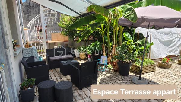 🪧 ENSEMBLE IMMOBILIER COMPRENANT UNE MAISON PRINCIPALE DE 170 m² et UN APPARTEMENT T3 DE 80 m² avec PISCINE

📍 Village situé à 10 minutes au Nord de Tarbes – au calme d'une impasse !

Situé dans un environnement agréable, cette propriété de 2 logements permet de nombreuses possibilités d'aménagement et d'investissement ! 
Implantée sur un terrain de 976 m², la propriété offre de beaux espaces extérieurs avec son terrain clôturé, aménagé (piscine, boulodrome, pergola bioclimatique) et arboré (dont un magnifique olivier).
👉 Un atout rare permettant d'envisager un projet familial et/ou locatif (en location saisonnière ou à l'année)

🏡 LA MAISON PRINCIPALE 5 CHAMBRES :
Au rdc :
• Salon avec insert de 36,5 m² 
• Cuisine équipée ouverte sur salle à manger de 26 m²
• Arrière cuisine de 5 m²   
• WC séparé. 
A l'étage :  
• 1 espace indépendant avec 2 chambres, une salle d'eau/WC et un espace de jeu
• 2 autres chambres de 12 m²
• 1 suite parentale avec chambre, dressing et salle de bain familiale de 26 m²
• 1 installation buanderie dans le dégagement

🏡 L'APPARTEMENT T3 EN RDC :
• Séjour avec cuisine équipée de 30 m² 
• 2 chambres avec placard
• 1 grande salle d'eau
• Espaces chaufferie + arrière-cuisine + buanderie
• WC séparé. 

🪜ESPACES ET FONCTIONNALITÉS :
• Parking de 4 voitures
• Piscine au sel chauffée
• Atelier de 19 m²
• Terrain aménagé avec boulodrome et terrasse sous pergola bioclimatique
• Vide sanitaire 

⭐ Une propriété fonctionnelle et moderne idéale pour accueillir plusieurs générations de votre famille ou devenir le cadre idyllique pour vos hôtes de vacances. 


🌳 UN CADRE PRIVILÉGIÉ : 
• Dans une impasse au calme
• Exposition plein Sud, à l'ombre des arbres et de la pergola
• Pas de vis-à-vis
👉 Calme absolu, sans vis-à-vis, la campagne à 10 min de Tarbes. 

🪟 CARACTERISTIQUES TECHNIQUES :
• Toiture tuile bon état général
• Panneaux photovoltaïques pour consommation directe
• Chauffage par climatisation réversible + insert bois ( Excellent DPE !)
• Cumulus thermodynamique
• Menuiseries double vitrage
• Portail électrique
• Borne de rechargement pour voiture électrique
• Vidéo surveillance sur la propriété
• Taxe foncière : 1800 €  

⭐ CE QUI REND CE BIEN UNIQUE
Ce bien réunit à la fois fonctionnalité, confort et modernité! Il offre un potentiel d'évolution ainsi qu'une opportunité d'investissement !
A noter que les 2 logements peuvent aussi être réunis en une seule maison.

Bien à visiter sans tarder !