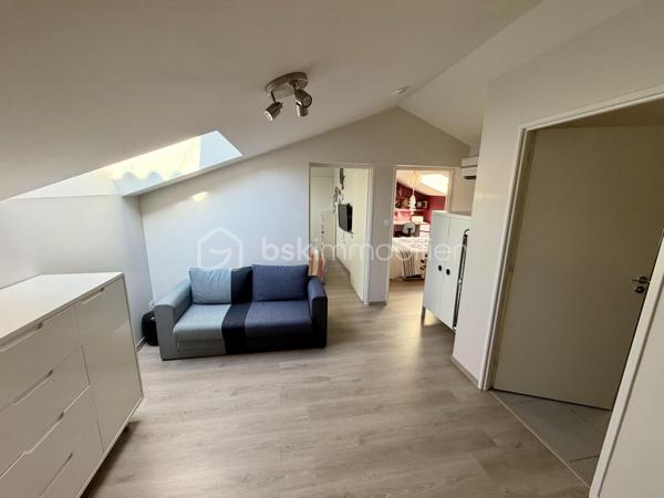 🪧 ENSEMBLE IMMOBILIER COMPRENANT UNE MAISON PRINCIPALE DE 170 m² et UN APPARTEMENT T3 DE 80 m² avec PISCINE

📍 Village situé à 10 minutes au Nord de Tarbes – au calme d'une impasse !

Situé dans un environnement agréable, cette propriété de 2 logements permet de nombreuses possibilités d'aménagement et d'investissement ! 
Implantée sur un terrain de 976 m², la propriété offre de beaux espaces extérieurs avec son terrain clôturé, aménagé (piscine, boulodrome, pergola bioclimatique) et arboré (dont un magnifique olivier).
👉 Un atout rare permettant d'envisager un projet familial et/ou locatif (en location saisonnière ou à l'année)

🏡 LA MAISON PRINCIPALE 5 CHAMBRES :
Au rdc :
• Salon avec insert de 36,5 m² 
• Cuisine équipée ouverte sur salle à manger de 26 m²
• Arrière cuisine de 5 m²   
• WC séparé. 
A l'étage :  
• 1 espace indépendant avec 2 chambres, une salle d'eau/WC et un espace de jeu
• 2 autres chambres de 12 m²
• 1 suite parentale avec chambre, dressing et salle de bain familiale de 26 m²
• 1 installation buanderie dans le dégagement

🏡 L'APPARTEMENT T3 EN RDC :
• Séjour avec cuisine équipée de 30 m² 
• 2 chambres avec placard
• 1 grande salle d'eau
• Espaces chaufferie + arrière-cuisine + buanderie
• WC séparé. 

🪜ESPACES ET FONCTIONNALITÉS :
• Parking de 4 voitures
• Piscine au sel chauffée
• Atelier de 19 m²
• Terrain aménagé avec boulodrome et terrasse sous pergola bioclimatique
• Vide sanitaire 

⭐ Une propriété fonctionnelle et moderne idéale pour accueillir plusieurs générations de votre famille ou devenir le cadre idyllique pour vos hôtes de vacances. 


🌳 UN CADRE PRIVILÉGIÉ : 
• Dans une impasse au calme
• Exposition plein Sud, à l'ombre des arbres et de la pergola
• Pas de vis-à-vis
👉 Calme absolu, sans vis-à-vis, la campagne à 10 min de Tarbes. 

🪟 CARACTERISTIQUES TECHNIQUES :
• Toiture tuile bon état général
• Panneaux photovoltaïques pour consommation directe
• Chauffage par climatisation réversible + insert bois ( Excellent DPE !)
• Cumulus thermodynamique
• Menuiseries double vitrage
• Portail électrique
• Borne de rechargement pour voiture électrique
• Vidéo surveillance sur la propriété
• Taxe foncière : 1800 €  

⭐ CE QUI REND CE BIEN UNIQUE
Ce bien réunit à la fois fonctionnalité, confort et modernité! Il offre un potentiel d'évolution ainsi qu'une opportunité d'investissement !
A noter que les 2 logements peuvent aussi être réunis en une seule maison.

Bien à visiter sans tarder !