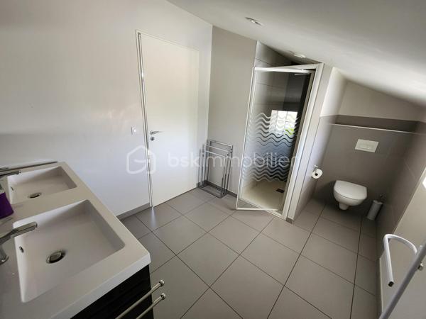 🪧 ENSEMBLE IMMOBILIER COMPRENANT UNE MAISON PRINCIPALE DE 170 m² et UN APPARTEMENT T3 DE 80 m² avec PISCINE

📍 Village situé à 10 minutes au Nord de Tarbes – au calme d'une impasse !

Situé dans un environnement agréable, cette propriété de 2 logements permet de nombreuses possibilités d'aménagement et d'investissement ! 
Implantée sur un terrain de 976 m², la propriété offre de beaux espaces extérieurs avec son terrain clôturé, aménagé (piscine, boulodrome, pergola bioclimatique) et arboré (dont un magnifique olivier).
👉 Un atout rare permettant d'envisager un projet familial et/ou locatif (en location saisonnière ou à l'année)

🏡 LA MAISON PRINCIPALE 5 CHAMBRES :
Au rdc :
• Salon avec insert de 36,5 m² 
• Cuisine équipée ouverte sur salle à manger de 26 m²
• Arrière cuisine de 5 m²   
• WC séparé. 
A l'étage :  
• 1 espace indépendant avec 2 chambres, une salle d'eau/WC et un espace de jeu
• 2 autres chambres de 12 m²
• 1 suite parentale avec chambre, dressing et salle de bain familiale de 26 m²
• 1 installation buanderie dans le dégagement

🏡 L'APPARTEMENT T3 EN RDC :
• Séjour avec cuisine équipée de 30 m² 
• 2 chambres avec placard
• 1 grande salle d'eau
• Espaces chaufferie + arrière-cuisine + buanderie
• WC séparé. 

🪜ESPACES ET FONCTIONNALITÉS :
• Parking de 4 voitures
• Piscine au sel chauffée
• Atelier de 19 m²
• Terrain aménagé avec boulodrome et terrasse sous pergola bioclimatique
• Vide sanitaire 

⭐ Une propriété fonctionnelle et moderne idéale pour accueillir plusieurs générations de votre famille ou devenir le cadre idyllique pour vos hôtes de vacances. 


🌳 UN CADRE PRIVILÉGIÉ : 
• Dans une impasse au calme
• Exposition plein Sud, à l'ombre des arbres et de la pergola
• Pas de vis-à-vis
👉 Calme absolu, sans vis-à-vis, la campagne à 10 min de Tarbes. 

🪟 CARACTERISTIQUES TECHNIQUES :
• Toiture tuile bon état général
• Panneaux photovoltaïques pour consommation directe
• Chauffage par climatisation réversible + insert bois ( Excellent DPE !)
• Cumulus thermodynamique
• Menuiseries double vitrage
• Portail électrique
• Borne de rechargement pour voiture électrique
• Vidéo surveillance sur la propriété
• Taxe foncière : 1800 €  

⭐ CE QUI REND CE BIEN UNIQUE
Ce bien réunit à la fois fonctionnalité, confort et modernité! Il offre un potentiel d'évolution ainsi qu'une opportunité d'investissement !
A noter que les 2 logements peuvent aussi être réunis en une seule maison.

Bien à visiter sans tarder !