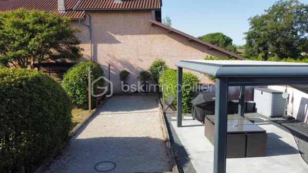 🪧 ENSEMBLE IMMOBILIER COMPRENANT UNE MAISON PRINCIPALE DE 170 m² et UN APPARTEMENT T3 DE 80 m² avec PISCINE

📍 Village situé à 10 minutes au Nord de Tarbes – au calme d'une impasse !

Situé dans un environnement agréable, cette propriété de 2 logements permet de nombreuses possibilités d'aménagement et d'investissement ! 
Implantée sur un terrain de 976 m², la propriété offre de beaux espaces extérieurs avec son terrain clôturé, aménagé (piscine, boulodrome, pergola bioclimatique) et arboré (dont un magnifique olivier).
👉 Un atout rare permettant d'envisager un projet familial et/ou locatif (en location saisonnière ou à l'année)

🏡 LA MAISON PRINCIPALE 5 CHAMBRES :
Au rdc :
• Salon avec insert de 36,5 m² 
• Cuisine équipée ouverte sur salle à manger de 26 m²
• Arrière cuisine de 5 m²   
• WC séparé. 
A l'étage :  
• 1 espace indépendant avec 2 chambres, une salle d'eau/WC et un espace de jeu
• 2 autres chambres de 12 m²
• 1 suite parentale avec chambre, dressing et salle de bain familiale de 26 m²
• 1 installation buanderie dans le dégagement

🏡 L'APPARTEMENT T3 EN RDC :
• Séjour avec cuisine équipée de 30 m² 
• 2 chambres avec placard
• 1 grande salle d'eau
• Espaces chaufferie + arrière-cuisine + buanderie
• WC séparé. 

🪜ESPACES ET FONCTIONNALITÉS :
• Parking de 4 voitures
• Piscine au sel chauffée
• Atelier de 19 m²
• Terrain aménagé avec boulodrome et terrasse sous pergola bioclimatique
• Vide sanitaire 

⭐ Une propriété fonctionnelle et moderne idéale pour accueillir plusieurs générations de votre famille ou devenir le cadre idyllique pour vos hôtes de vacances. 


🌳 UN CADRE PRIVILÉGIÉ : 
• Dans une impasse au calme
• Exposition plein Sud, à l'ombre des arbres et de la pergola
• Pas de vis-à-vis
👉 Calme absolu, sans vis-à-vis, la campagne à 10 min de Tarbes. 

🪟 CARACTERISTIQUES TECHNIQUES :
• Toiture tuile bon état général
• Panneaux photovoltaïques pour consommation directe
• Chauffage par climatisation réversible + insert bois ( Excellent DPE !)
• Cumulus thermodynamique
• Menuiseries double vitrage
• Portail électrique
• Borne de rechargement pour voiture électrique
• Vidéo surveillance sur la propriété
• Taxe foncière : 1800 €  

⭐ CE QUI REND CE BIEN UNIQUE
Ce bien réunit à la fois fonctionnalité, confort et modernité! Il offre un potentiel d'évolution ainsi qu'une opportunité d'investissement !
A noter que les 2 logements peuvent aussi être réunis en une seule maison.

Bien à visiter sans tarder !
