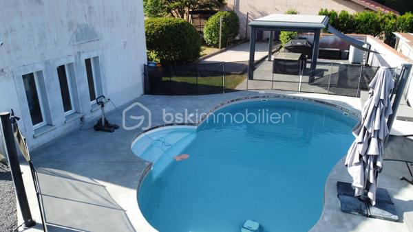 🪧 ENSEMBLE IMMOBILIER COMPRENANT UNE MAISON PRINCIPALE DE 170 m² et UN APPARTEMENT T3 DE 80 m² avec PISCINE

📍 Village situé à 10 minutes au Nord de Tarbes – au calme d'une impasse !

Situé dans un environnement agréable, cette propriété de 2 logements permet de nombreuses possibilités d'aménagement et d'investissement ! 
Implantée sur un terrain de 976 m², la propriété offre de beaux espaces extérieurs avec son terrain clôturé, aménagé (piscine, boulodrome, pergola bioclimatique) et arboré (dont un magnifique olivier).
👉 Un atout rare permettant d'envisager un projet familial et/ou locatif (en location saisonnière ou à l'année)

🏡 LA MAISON PRINCIPALE 5 CHAMBRES :
Au rdc :
• Salon avec insert de 36,5 m² 
• Cuisine équipée ouverte sur salle à manger de 26 m²
• Arrière cuisine de 5 m²   
• WC séparé. 
A l'étage :  
• 1 espace indépendant avec 2 chambres, une salle d'eau/WC et un espace de jeu
• 2 autres chambres de 12 m²
• 1 suite parentale avec chambre, dressing et salle de bain familiale de 26 m²
• 1 installation buanderie dans le dégagement

🏡 L'APPARTEMENT T3 EN RDC :
• Séjour avec cuisine équipée de 30 m² 
• 2 chambres avec placard
• 1 grande salle d'eau
• Espaces chaufferie + arrière-cuisine + buanderie
• WC séparé. 

🪜ESPACES ET FONCTIONNALITÉS :
• Parking de 4 voitures
• Piscine au sel chauffée
• Atelier de 19 m²
• Terrain aménagé avec boulodrome et terrasse sous pergola bioclimatique
• Vide sanitaire 

⭐ Une propriété fonctionnelle et moderne idéale pour accueillir plusieurs générations de votre famille ou devenir le cadre idyllique pour vos hôtes de vacances. 


🌳 UN CADRE PRIVILÉGIÉ : 
• Dans une impasse au calme
• Exposition plein Sud, à l'ombre des arbres et de la pergola
• Pas de vis-à-vis
👉 Calme absolu, sans vis-à-vis, la campagne à 10 min de Tarbes. 

🪟 CARACTERISTIQUES TECHNIQUES :
• Toiture tuile bon état général
• Panneaux photovoltaïques pour consommation directe
• Chauffage par climatisation réversible + insert bois ( Excellent DPE !)
• Cumulus thermodynamique
• Menuiseries double vitrage
• Portail électrique
• Borne de rechargement pour voiture électrique
• Vidéo surveillance sur la propriété
• Taxe foncière : 1800 €  

⭐ CE QUI REND CE BIEN UNIQUE
Ce bien réunit à la fois fonctionnalité, confort et modernité! Il offre un potentiel d'évolution ainsi qu'une opportunité d'investissement !
A noter que les 2 logements peuvent aussi être réunis en une seule maison.

Bien à visiter sans tarder !