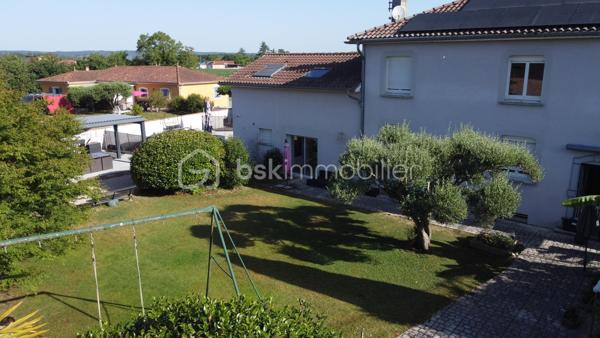 🪧 ENSEMBLE IMMOBILIER COMPRENANT UNE MAISON PRINCIPALE DE 170 m² et UN APPARTEMENT T3 DE 80 m² avec PISCINE

📍 Village situé à 10 minutes au Nord de Tarbes – au calme d'une impasse !

Situé dans un environnement agréable, cette propriété de 2 logements permet de nombreuses possibilités d'aménagement et d'investissement ! 
Implantée sur un terrain de 976 m², la propriété offre de beaux espaces extérieurs avec son terrain clôturé, aménagé (piscine, boulodrome, pergola bioclimatique) et arboré (dont un magnifique olivier).
👉 Un atout rare permettant d'envisager un projet familial et/ou locatif (en location saisonnière ou à l'année)

🏡 LA MAISON PRINCIPALE 5 CHAMBRES :
Au rdc :
• Salon avec insert de 36,5 m² 
• Cuisine équipée ouverte sur salle à manger de 26 m²
• Arrière cuisine de 5 m²   
• WC séparé. 
A l'étage :  
• 1 espace indépendant avec 2 chambres, une salle d'eau/WC et un espace de jeu
• 2 autres chambres de 12 m²
• 1 suite parentale avec chambre, dressing et salle de bain familiale de 26 m²
• 1 installation buanderie dans le dégagement

🏡 L'APPARTEMENT T3 EN RDC :
• Séjour avec cuisine équipée de 30 m² 
• 2 chambres avec placard
• 1 grande salle d'eau
• Espaces chaufferie + arrière-cuisine + buanderie
• WC séparé. 

🪜ESPACES ET FONCTIONNALITÉS :
• Parking de 4 voitures
• Piscine au sel chauffée
• Atelier de 19 m²
• Terrain aménagé avec boulodrome et terrasse sous pergola bioclimatique
• Vide sanitaire 

⭐ Une propriété fonctionnelle et moderne idéale pour accueillir plusieurs générations de votre famille ou devenir le cadre idyllique pour vos hôtes de vacances. 


🌳 UN CADRE PRIVILÉGIÉ : 
• Dans une impasse au calme
• Exposition plein Sud, à l'ombre des arbres et de la pergola
• Pas de vis-à-vis
👉 Calme absolu, sans vis-à-vis, la campagne à 10 min de Tarbes. 

🪟 CARACTERISTIQUES TECHNIQUES :
• Toiture tuile bon état général
• Panneaux photovoltaïques pour consommation directe
• Chauffage par climatisation réversible + insert bois ( Excellent DPE !)
• Cumulus thermodynamique
• Menuiseries double vitrage
• Portail électrique
• Borne de rechargement pour voiture électrique
• Vidéo surveillance sur la propriété
• Taxe foncière : 1800 €  

⭐ CE QUI REND CE BIEN UNIQUE
Ce bien réunit à la fois fonctionnalité, confort et modernité! Il offre un potentiel d'évolution ainsi qu'une opportunité d'investissement !
A noter que les 2 logements peuvent aussi être réunis en une seule maison.

Bien à visiter sans tarder !