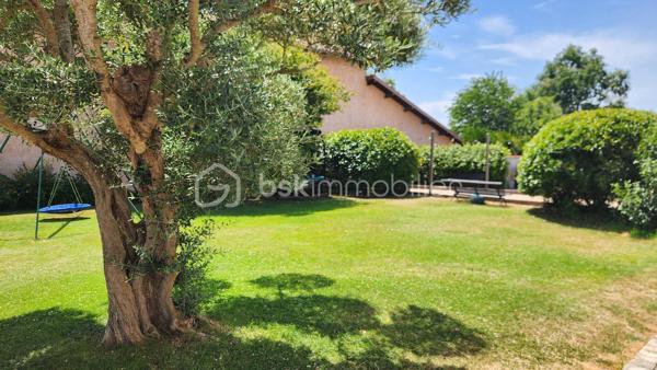 🪧 ENSEMBLE IMMOBILIER COMPRENANT UNE MAISON PRINCIPALE DE 170 m² et UN APPARTEMENT T3 DE 80 m² avec PISCINE

📍 Village situé à 10 minutes au Nord de Tarbes – au calme d'une impasse !

Situé dans un environnement agréable, cette propriété de 2 logements permet de nombreuses possibilités d'aménagement et d'investissement ! 
Implantée sur un terrain de 976 m², la propriété offre de beaux espaces extérieurs avec son terrain clôturé, aménagé (piscine, boulodrome, pergola bioclimatique) et arboré (dont un magnifique olivier).
👉 Un atout rare permettant d'envisager un projet familial et/ou locatif (en location saisonnière ou à l'année)

🏡 LA MAISON PRINCIPALE 5 CHAMBRES :
Au rdc :
• Salon avec insert de 36,5 m² 
• Cuisine équipée ouverte sur salle à manger de 26 m²
• Arrière cuisine de 5 m²   
• WC séparé. 
A l'étage :  
• 1 espace indépendant avec 2 chambres, une salle d'eau/WC et un espace de jeu
• 2 autres chambres de 12 m²
• 1 suite parentale avec chambre, dressing et salle de bain familiale de 26 m²
• 1 installation buanderie dans le dégagement

🏡 L'APPARTEMENT T3 EN RDC :
• Séjour avec cuisine équipée de 30 m² 
• 2 chambres avec placard
• 1 grande salle d'eau
• Espaces chaufferie + arrière-cuisine + buanderie
• WC séparé. 

🪜ESPACES ET FONCTIONNALITÉS :
• Parking de 4 voitures
• Piscine au sel chauffée
• Atelier de 19 m²
• Terrain aménagé avec boulodrome et terrasse sous pergola bioclimatique
• Vide sanitaire 

⭐ Une propriété fonctionnelle et moderne idéale pour accueillir plusieurs générations de votre famille ou devenir le cadre idyllique pour vos hôtes de vacances. 


🌳 UN CADRE PRIVILÉGIÉ : 
• Dans une impasse au calme
• Exposition plein Sud, à l'ombre des arbres et de la pergola
• Pas de vis-à-vis
👉 Calme absolu, sans vis-à-vis, la campagne à 10 min de Tarbes. 

🪟 CARACTERISTIQUES TECHNIQUES :
• Toiture tuile bon état général
• Panneaux photovoltaïques pour consommation directe
• Chauffage par climatisation réversible + insert bois ( Excellent DPE !)
• Cumulus thermodynamique
• Menuiseries double vitrage
• Portail électrique
• Borne de rechargement pour voiture électrique
• Vidéo surveillance sur la propriété
• Taxe foncière : 1800 €  

⭐ CE QUI REND CE BIEN UNIQUE
Ce bien réunit à la fois fonctionnalité, confort et modernité! Il offre un potentiel d'évolution ainsi qu'une opportunité d'investissement !
A noter que les 2 logements peuvent aussi être réunis en une seule maison.

Bien à visiter sans tarder !