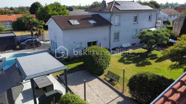 🪧 ENSEMBLE IMMOBILIER COMPRENANT UNE MAISON PRINCIPALE DE 170 m² et UN APPARTEMENT T3 DE 80 m² avec PISCINE

📍 Village situé à 10 minutes au Nord de Tarbes – au calme d'une impasse !

Situé dans un environnement agréable, cette propriété de 2 logements permet de nombreuses possibilités d'aménagement et d'investissement ! 
Implantée sur un terrain de 976 m², la propriété offre de beaux espaces extérieurs avec son terrain clôturé, aménagé (piscine, boulodrome, pergola bioclimatique) et arboré (dont un magnifique olivier).
👉 Un atout rare permettant d'envisager un projet familial et/ou locatif (en location saisonnière ou à l'année)

🏡 LA MAISON PRINCIPALE 5 CHAMBRES :
Au rdc :
• Salon avec insert de 36,5 m² 
• Cuisine équipée ouverte sur salle à manger de 26 m²
• Arrière cuisine de 5 m²   
• WC séparé. 
A l'étage :  
• 1 espace indépendant avec 2 chambres, une salle d'eau/WC et un espace de jeu
• 2 autres chambres de 12 m²
• 1 suite parentale avec chambre, dressing et salle de bain familiale de 26 m²
• 1 installation buanderie dans le dégagement

🏡 L'APPARTEMENT T3 EN RDC :
• Séjour avec cuisine équipée de 30 m² 
• 2 chambres avec placard
• 1 grande salle d'eau
• Espaces chaufferie + arrière-cuisine + buanderie
• WC séparé. 

🪜ESPACES ET FONCTIONNALITÉS :
• Parking de 4 voitures
• Piscine au sel chauffée
• Atelier de 19 m²
• Terrain aménagé avec boulodrome et terrasse sous pergola bioclimatique
• Vide sanitaire 

⭐ Une propriété fonctionnelle et moderne idéale pour accueillir plusieurs générations de votre famille ou devenir le cadre idyllique pour vos hôtes de vacances. 


🌳 UN CADRE PRIVILÉGIÉ : 
• Dans une impasse au calme
• Exposition plein Sud, à l'ombre des arbres et de la pergola
• Pas de vis-à-vis
👉 Calme absolu, sans vis-à-vis, la campagne à 10 min de Tarbes. 

🪟 CARACTERISTIQUES TECHNIQUES :
• Toiture tuile bon état général
• Panneaux photovoltaïques pour consommation directe
• Chauffage par climatisation réversible + insert bois ( Excellent DPE !)
• Cumulus thermodynamique
• Menuiseries double vitrage
• Portail électrique
• Borne de rechargement pour voiture électrique
• Vidéo surveillance sur la propriété
• Taxe foncière : 1800 €  

⭐ CE QUI REND CE BIEN UNIQUE
Ce bien réunit à la fois fonctionnalité, confort et modernité! Il offre un potentiel d'évolution ainsi qu'une opportunité d'investissement !
A noter que les 2 logements peuvent aussi être réunis en une seule maison.

Bien à visiter sans tarder !
