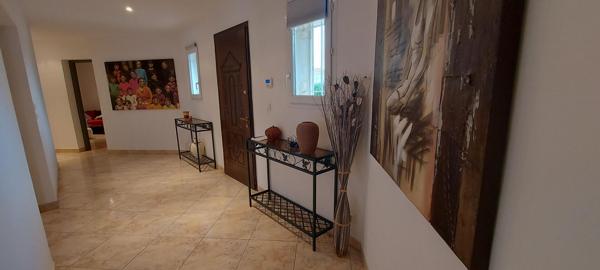 GARD. 30. GENERAC. Belle maison de 184 m2 de plain-pied sur terrain arboré de 1264 m² avec piscine