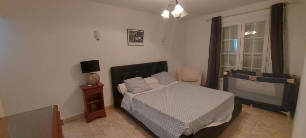 GARD. 30. GENERAC. Belle maison de 184 m2 de plain-pied sur terrain arboré de 1264 m² avec piscine