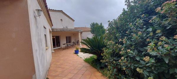 GARD. 30. GENERAC. Belle maison de 184 m2 de plain-pied sur terrain arboré de 1264 m² avec piscine