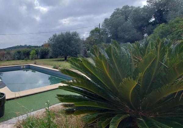 GARD. 30. GENERAC. Belle maison de 184 m2 de plain-pied sur terrain arboré de 1264 m² avec piscine