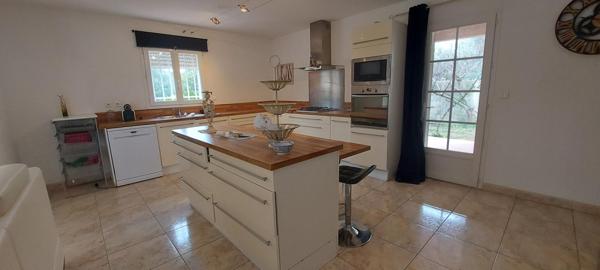 GARD. 30. GENERAC. Belle maison de 184 m2 de plain-pied sur terrain arboré de 1264 m² avec piscine