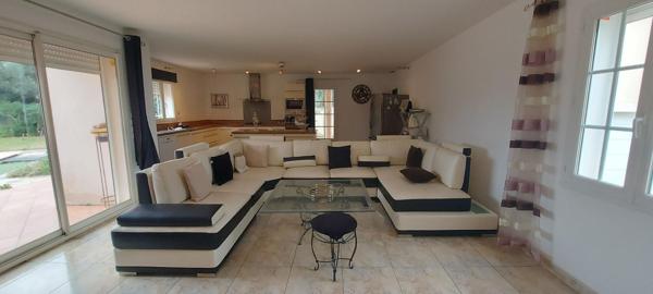 GARD. 30. GENERAC. Belle maison de 184 m2 de plain-pied sur terrain arboré de 1264 m² avec piscine