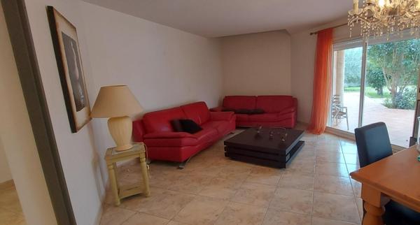 GARD. 30. GENERAC. Belle maison de 184 m2 de plain-pied sur terrain arboré de 1264 m² avec piscine
