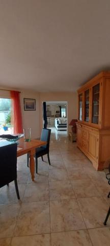 GARD. 30. GENERAC. Belle maison de 184 m2 de plain-pied sur terrain arboré de 1264 m² avec piscine