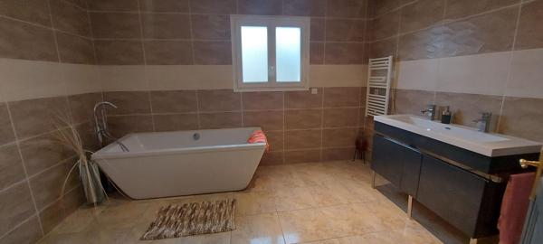 GARD. 30. GENERAC. Belle maison de 184 m2 de plain-pied sur terrain arboré de 1264 m² avec piscine