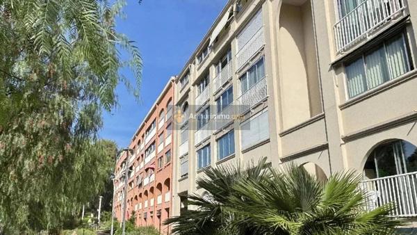 Vente                                                      Local commercial
                        
                     2 pièces                      19 m2                     à Saint-Aygulf