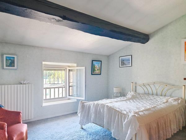 Maison
         7 pièces
        - 250 m² Exclusivité 175 000 € *