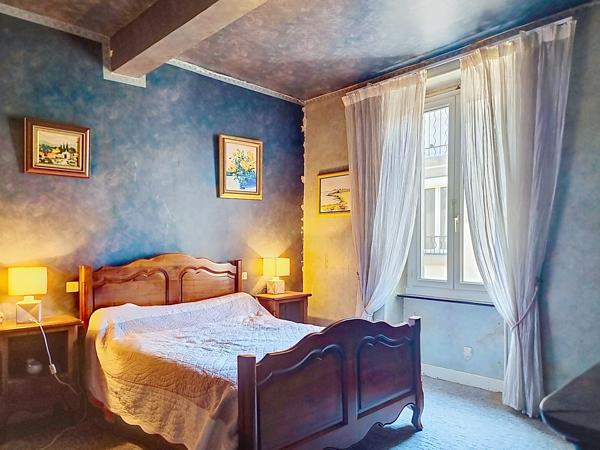 Maison
         7 pièces
        - 250 m² Exclusivité 175 000 € *