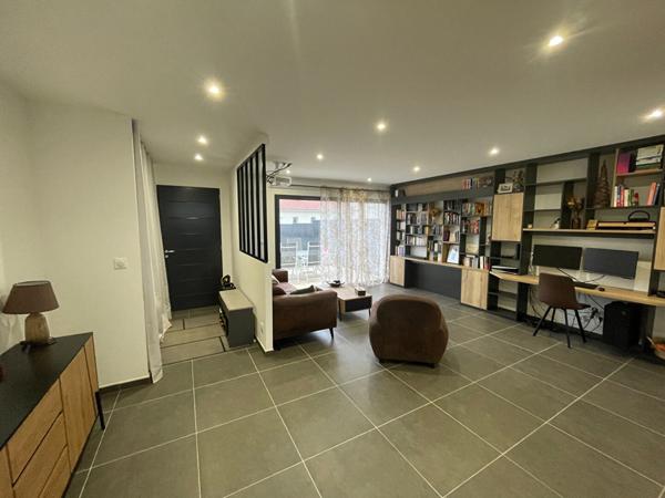 Maison moderne à vendre à Saint Romain de Jalionas - 3 chambres, jardin et terrasse !