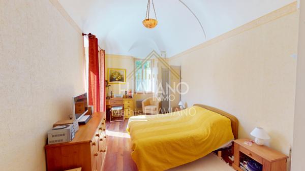 FLAVIANO-IMMO vous propose, en plein centre de Barcelonnette , cette villa de style mexicain édifiée sur quatre niveaux , implantée sur un terrain d'agrément avec une parcelle de terrain constructible .