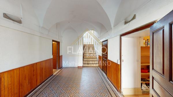 FLAVIANO-IMMO vous propose, en plein centre de Barcelonnette , cette villa de style mexicain édifiée sur quatre niveaux , implantée sur un terrain d'agrément avec une parcelle de terrain constructible .